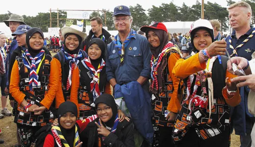 His Majesty with Scouts from Indonesia at the World Scout Jamboree in Sweden (Au